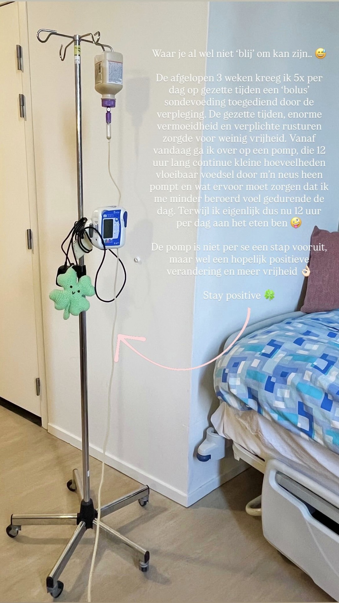 Infuus- en voedingspomp op wagentje naast bed, met tekstoverlay over continue sondevoeding en herstel. Opname PAAZ ziekenhuis psychiatrie, gewichtsherstel, sondevoeding, beroerd, eetstoornis, anorexia.