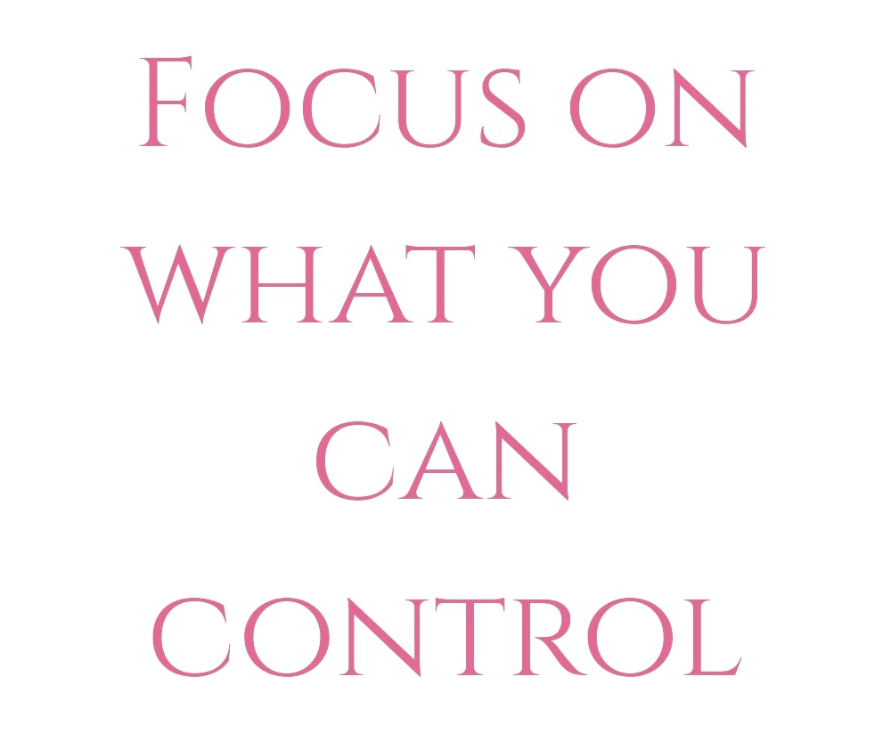 Roze typografie op witte achtergrond met tekst “FOCUS ON WHAT YOU CAN CONTROL”.