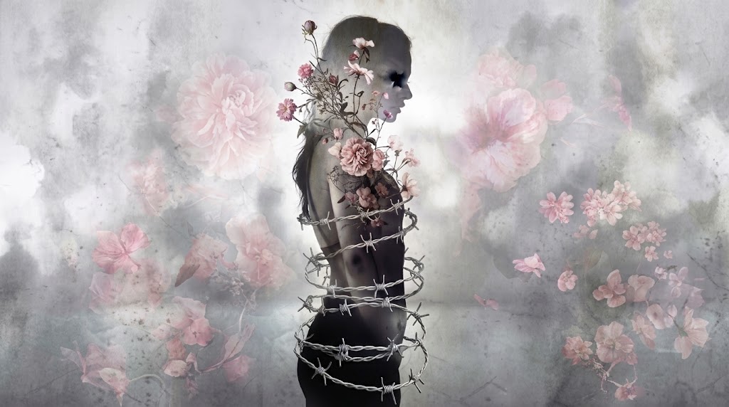 Silhouet van vrouw met bloemen en roze bloesems, omringd door vlinders en zachte mistige achtergrond.