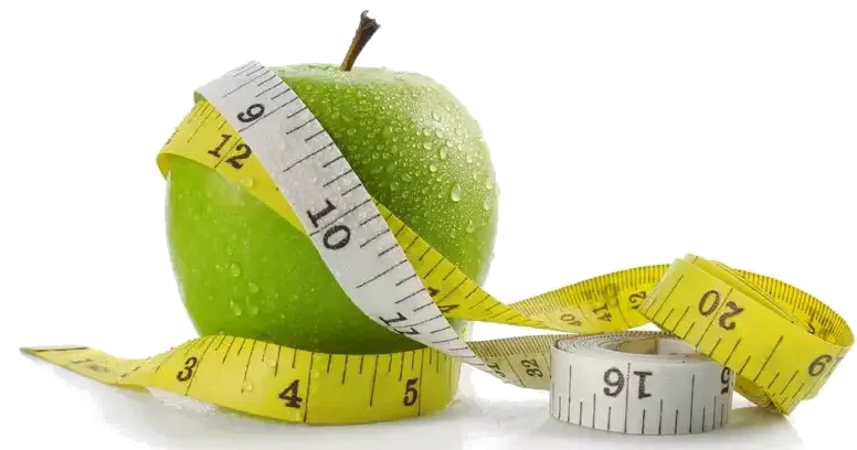 Groene appel met meetlinten en liniaal, die lengte en omtrek meten op witte achtergrond.