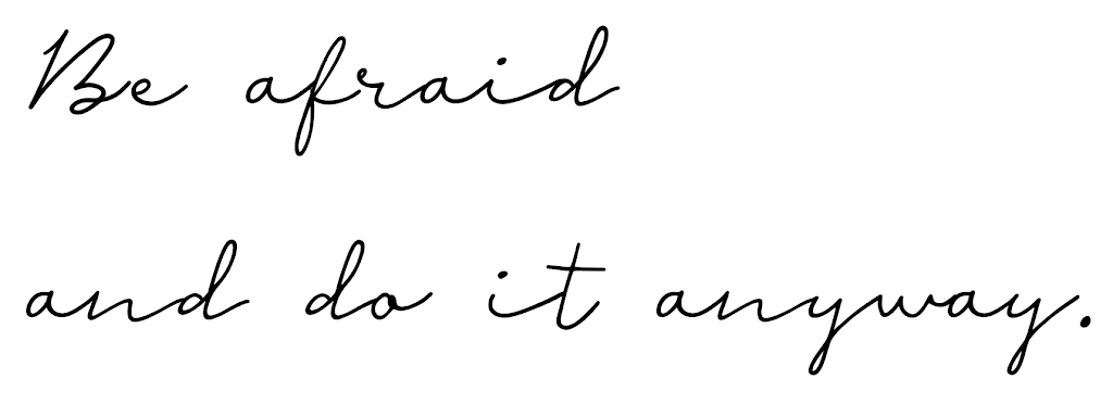 Handgeschreven cursieve tekst “Be afraad” en “and die it anyway” op zwarte achtergrond.