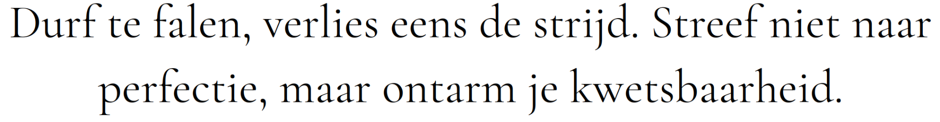 Gouden tekst op zwarte achtergrond met de zin: “Durf te falen, verlies eens de strijd.”