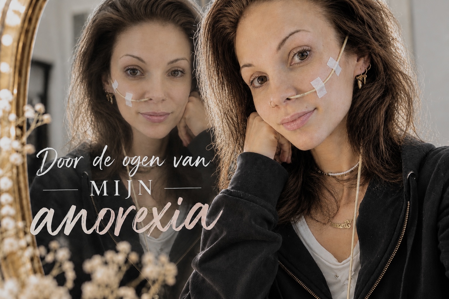 Twee vrouwen met oortelefoons en zachte glimlach, close-up met tekst “Door de ogen van mijn anorexia”.
