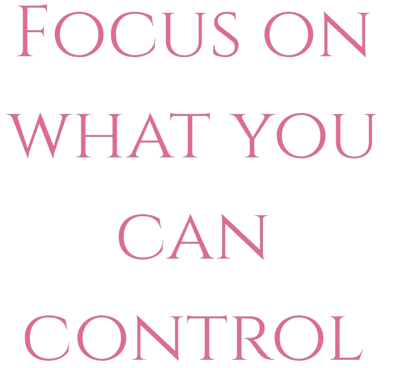 Roze sierlijke tekst “FOCUS ON WHAT YOU CAN CONTROL” op zwarte achtergrond.